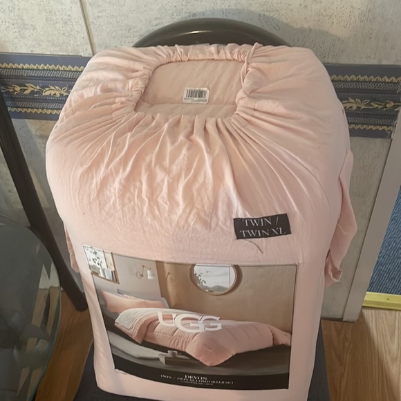 Ugg light pink twin/ twin xl comforter and sham - Picture 2 of 4